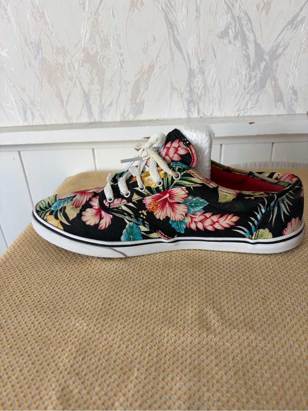 Women's Hawaiian Floral Canvas Lace-Up Sneakers Sz 10